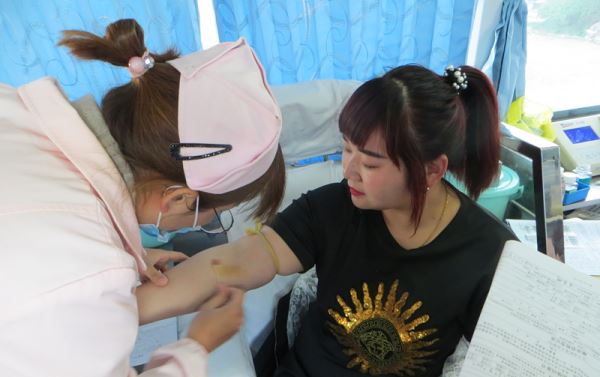 无偿献血 用爱心为生命加油――扬州四菱组织员工义务献血